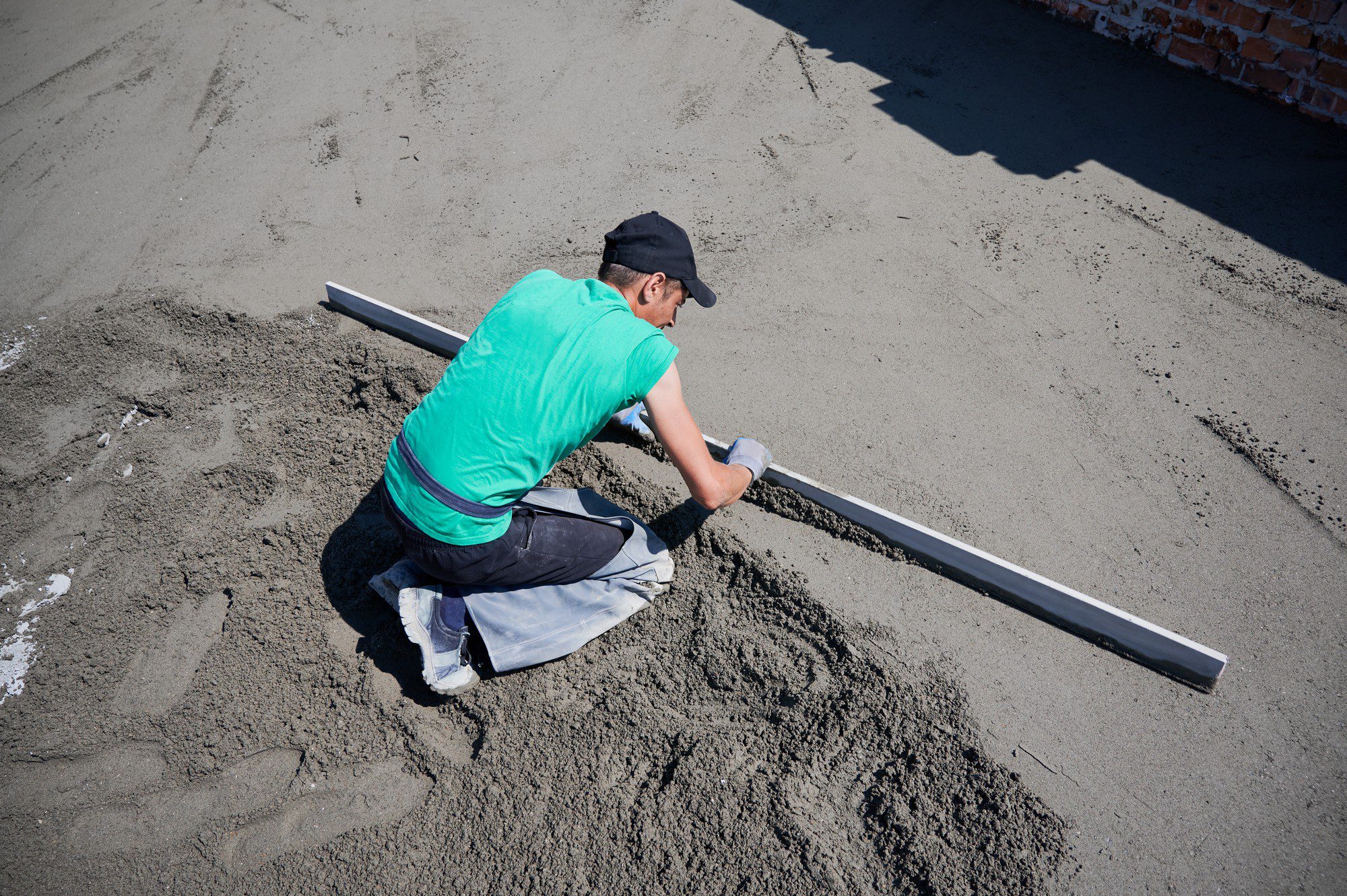 Male Builder Screeding Floor At Construction Site 2022 06 14 00 25 17 Utc